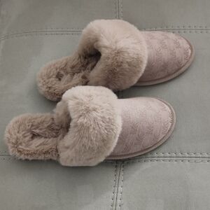 Michael Kors Cream Plush Women's Slippers Brand New. Size 10